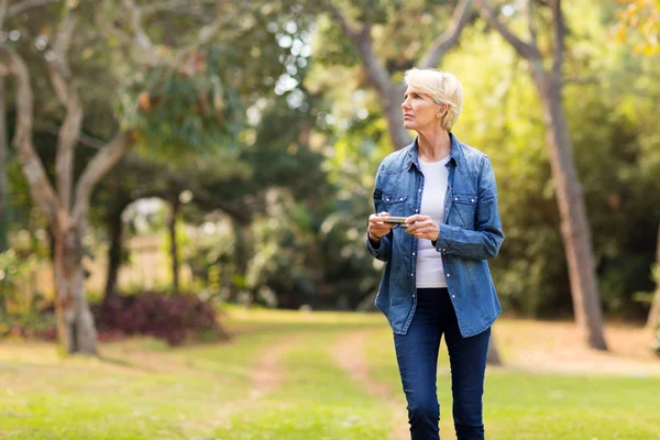 Woman holding camera — Stock Photo, Image