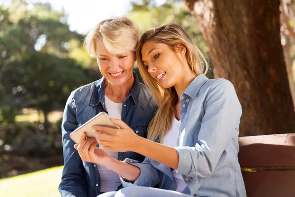 Kleine Tochter nutzt Smartphone — Stockfoto