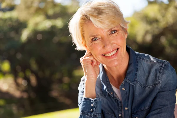 Middle aged woman smiling — Stock Photo, Image