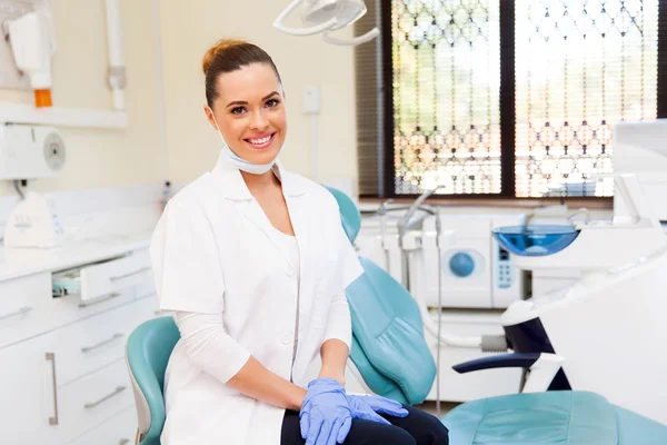 Dentiste féminine souriante — Photo