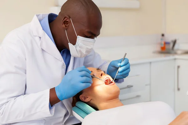 Dentista examinando los dientes de las mujeres — Foto de Stock