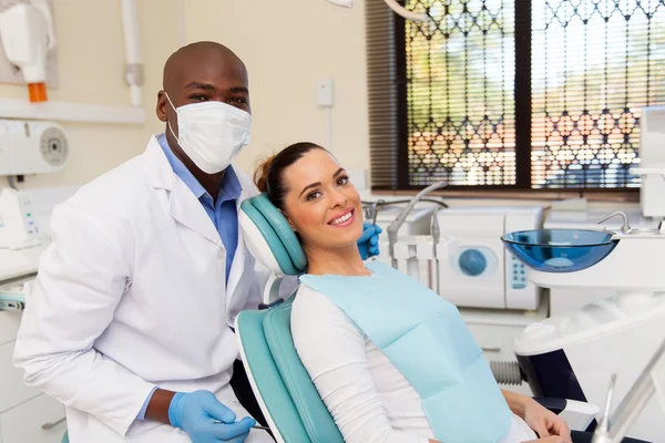 Paciente sorrindo no consultório odontológico — Fotografia de Stock