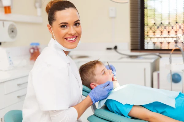 Tandläkare och liten patient — Stockfoto