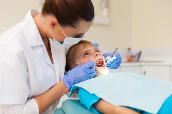 Boy getting his teeth examined — Φωτογραφία Αρχείου