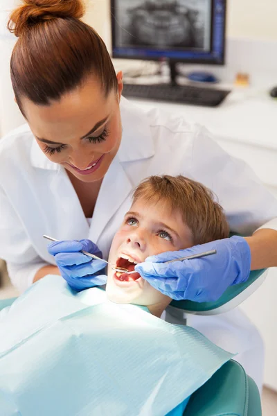 Dentista examinando poco paciente — Foto de Stock