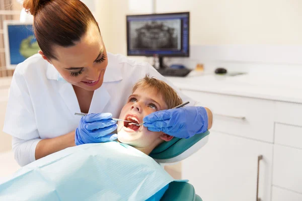 Menino visitando o dentista — Fotografia de Stock