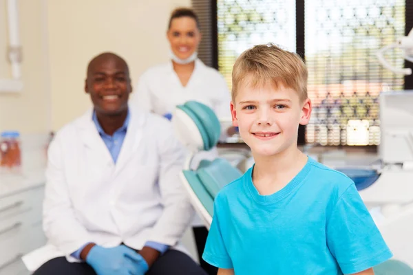 Menino sorrindo no consultório odontológico — Fotografia de Stock