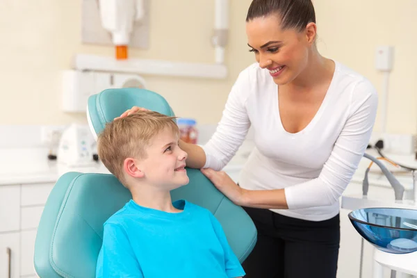 Mujer hablando con su hijo — Foto de Stock