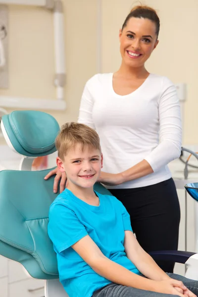 Mother and  son in dentist's office — Stok fotoğraf