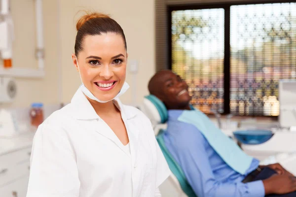 Dentista feminina sorrindo — Fotografia de Stock