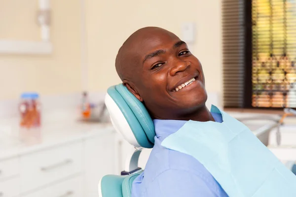 Homem africano dentista visitante — Fotografia de Stock