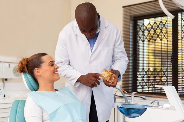 Dentista explicando modelo de dentes — Fotografia de Stock