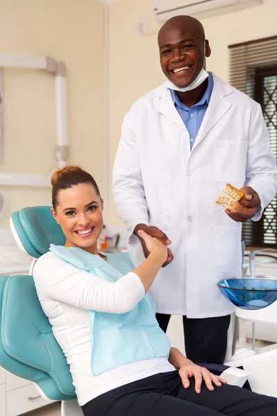 Dentist congratulate patient — Stock Photo, Image