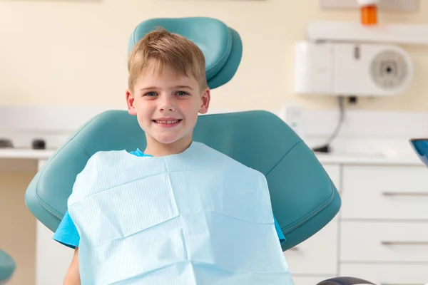 Мальчик сидит в кабинете дантиста — стоковое фото