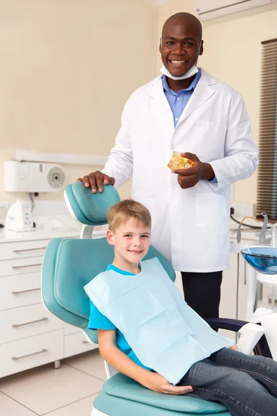 Boy and african american dentist — Stockfoto