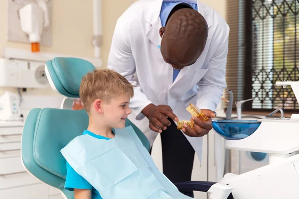 Dentista explicando o procedimento odontológico — Fotografia de Stock