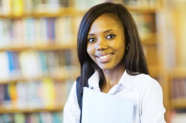 Öğrenci holding kitap