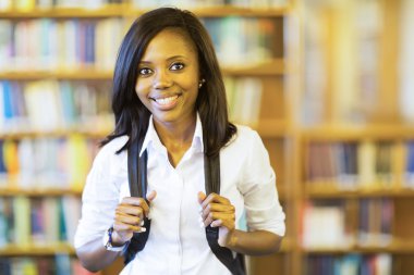 Kız kameraya bakıyor.