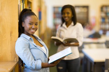 bir kitap kitaplığında holding öğrenci