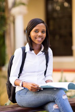 Üniversite öğrencisi gülümseyen