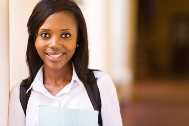 Kız kameraya bakıyor.