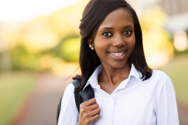 üniversiteli kız açık havada gülümseyen