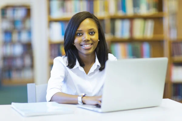 Student som använder bärbar dator — Stockfoto