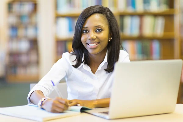 Student sitter i college library — Stockfoto