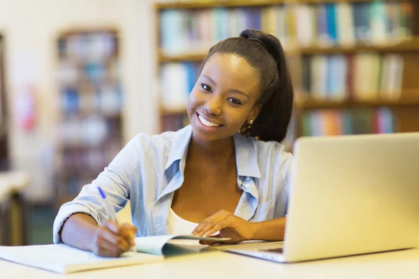 Student som studerar en bok — Stockfoto