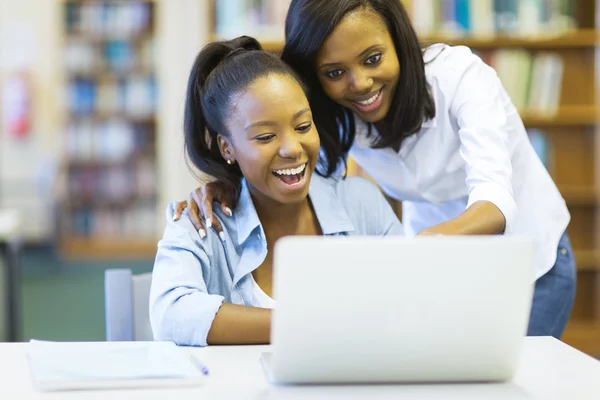 Meninas usando computador portátil — Fotografia de Stock