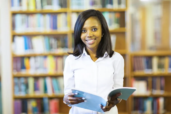 Student liest ein Buch — Stockfoto