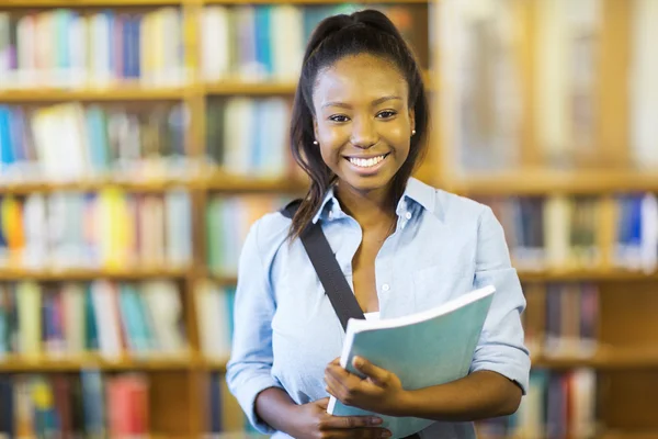 Studente in possesso di un libro — Foto Stock