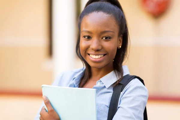 Studente universitario sorridente — Foto Stock