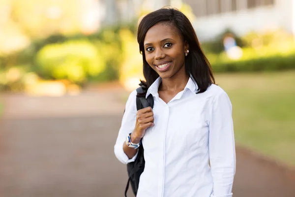 Studente con zaino sorridente — Foto Stock