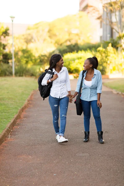 Studenter som går på campus — Stockfoto