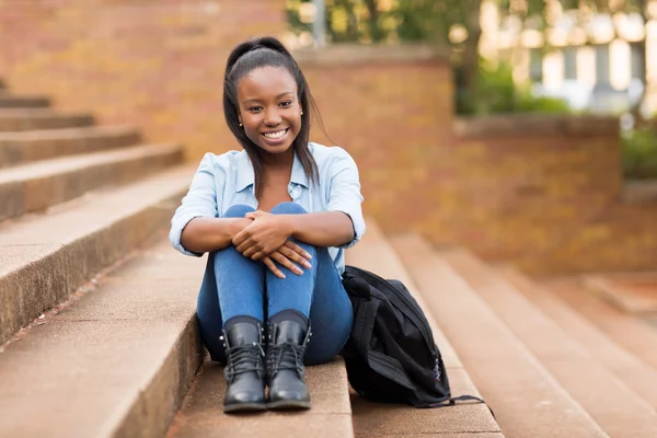 Девушка из колледжа сидит на улице — стоковое фото