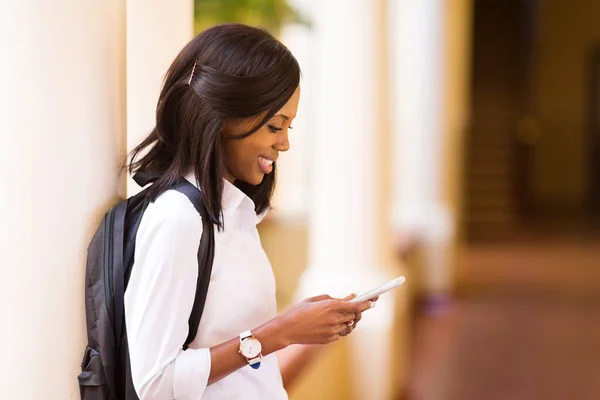 Student using cell phone — Stock Photo, Image