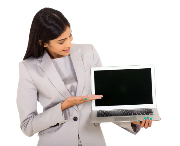 Affärskvinna framlägga laptop skärm — Stockfoto