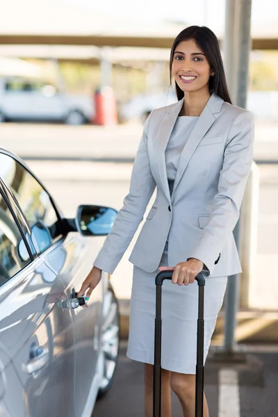 Affärskvinna öppnar bildörr — Stockfoto