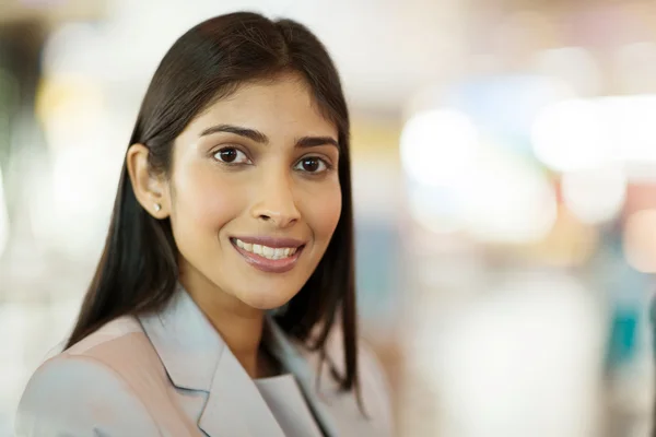 Donna d'affari indiana sorridente — Foto Stock