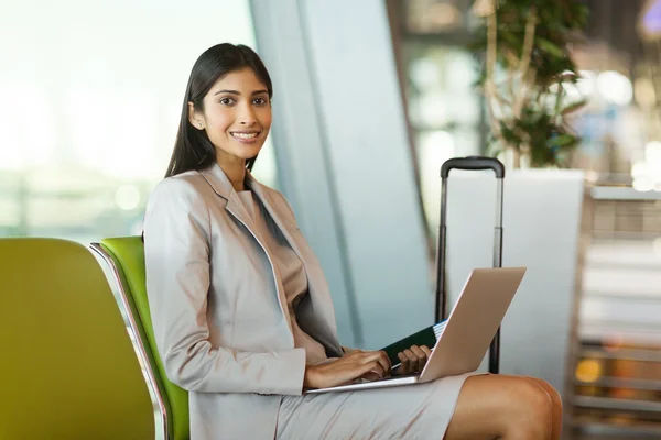 Donna in attesa in aeroporto lounge — Foto Stock