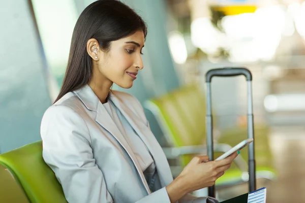 Geschäftsfrau schreibt SMS auf Smartphone — Stockfoto