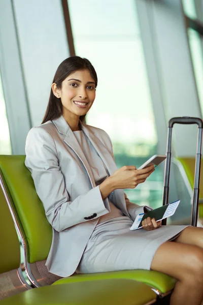 Affärskvinna som använder mobiltelefon — Stockfoto