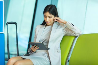 tablet bilgisayar kullanarak iş kadını