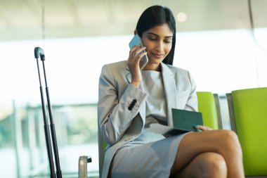 cep telefonuyla konuşurken Gezgin