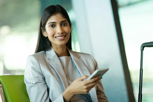 Woman using smart phone — Stock Photo, Image