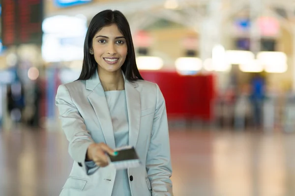 Женщина вручает билет на самолет — стоковое фото