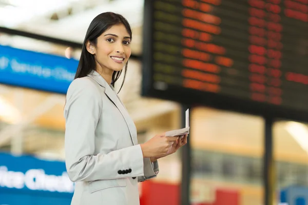 Zakenvrouw die per luchtvervoer reizen — Stockfoto