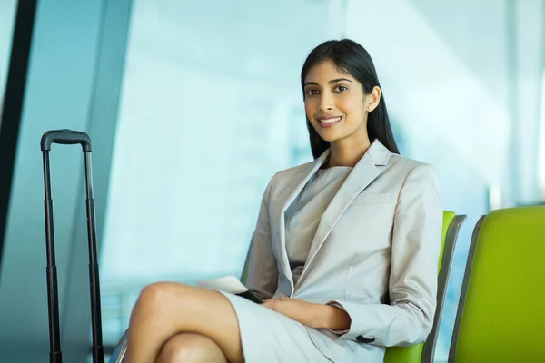 Waiting for her flight — Stock Photo, Image