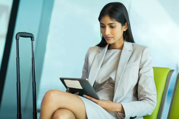 Mujer de negocios leyendo sus emails — Foto de Stock